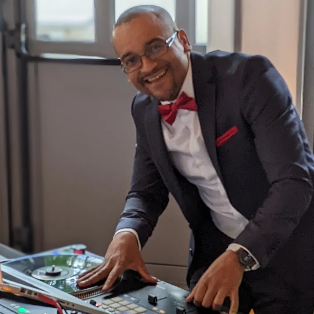 Miguel Events, DJ professionnel aux platines lors d’une soirée à Paris