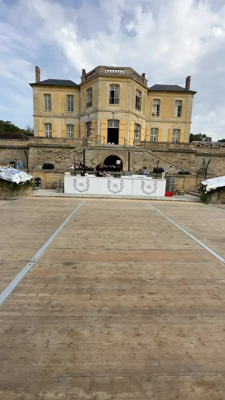 Installation DJ et piste de danse pour un mariage dans un château en Île-de-France