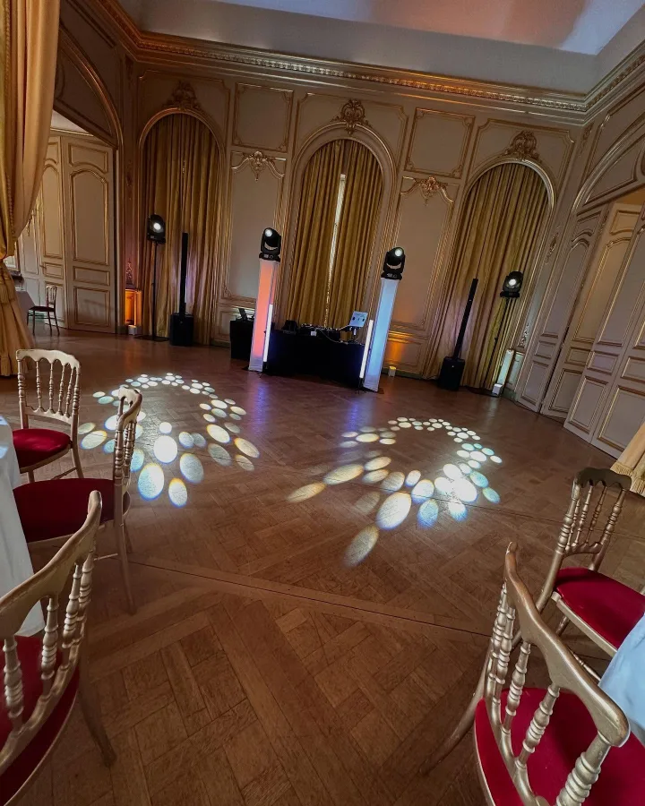Éclairages projetés sur la piste de danse d'une salle de prestige à Paris