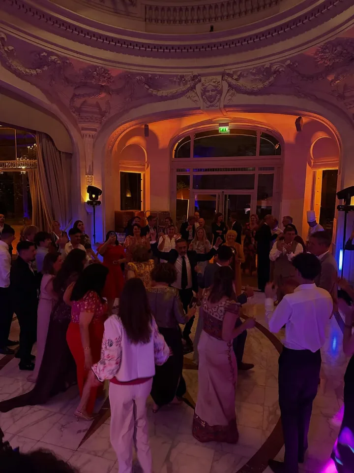 Piste de danse animée par le DJ lors d'un mariage dans une salle de réception à Paris