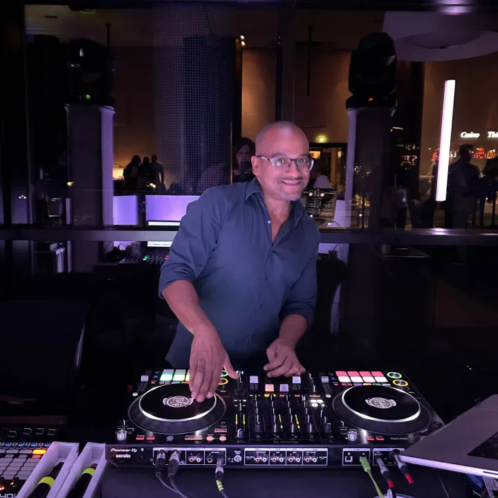 DJ professionnel aux platines lors d'un événement à Paris