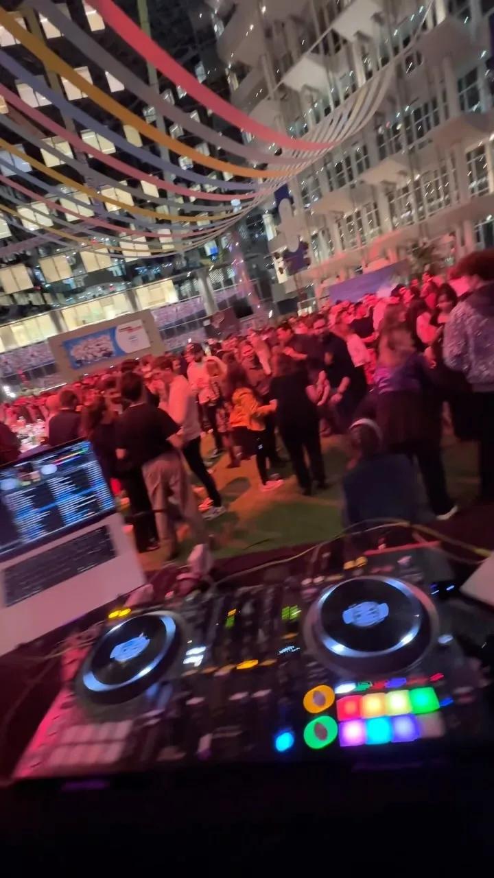 Régie DJ face à la piste de danse lors d'une soirée d'entreprise à Paris