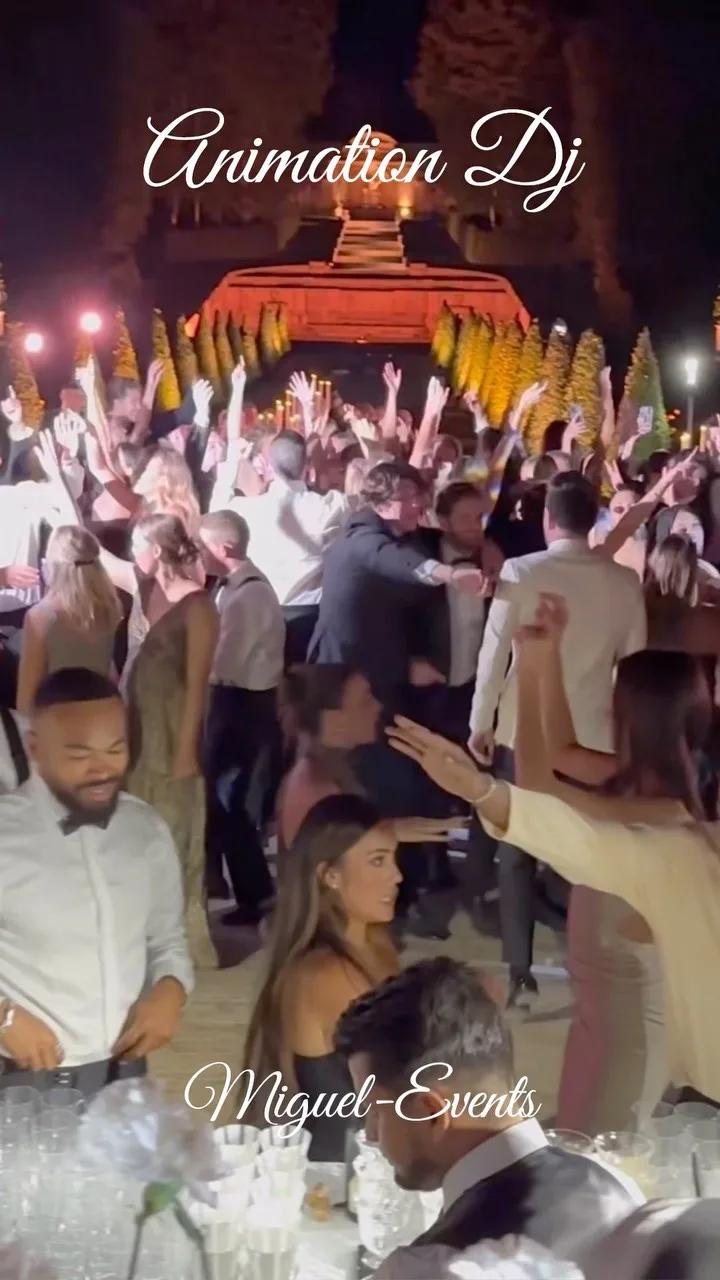 Invités sur la piste de danse lors d'une soirée animée par un DJ à Paris
