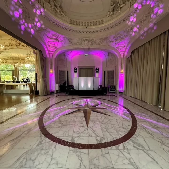 Éclairage d'ambiance dans un salon de réception parisien animé par un DJ